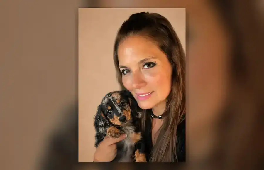 Carolina Drago junto a un cachorro Dachshund del Centro de Crianza