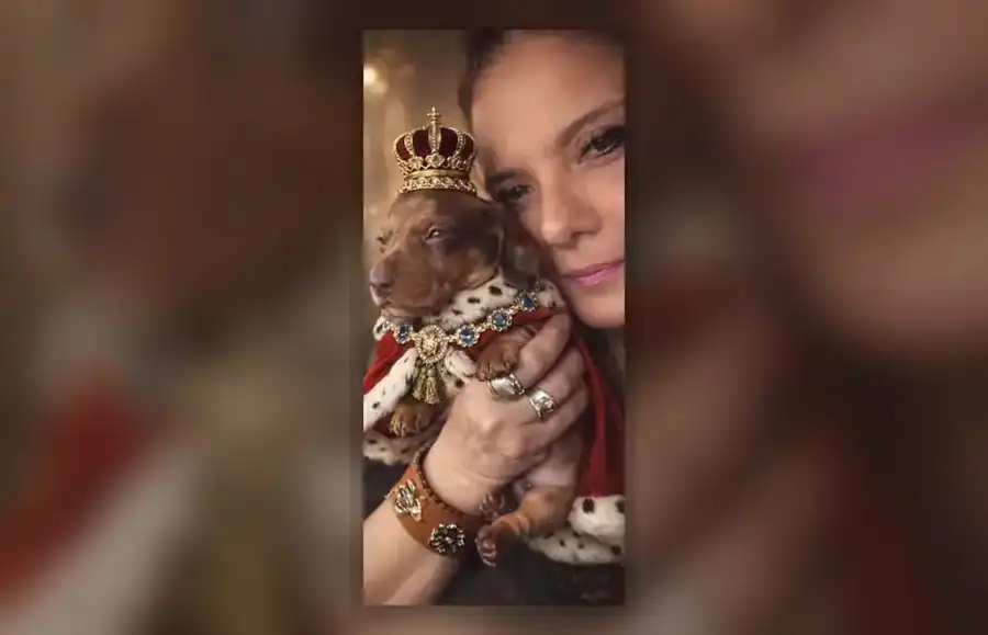 Carolina Drago junto a un Ejemplar Dachshund de Salchichas de la Realeza