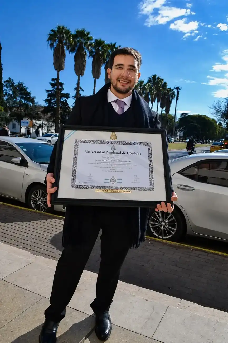 Nicolás Rondoletto con su título de Abogado de la Universidad Nacional de Córdoba